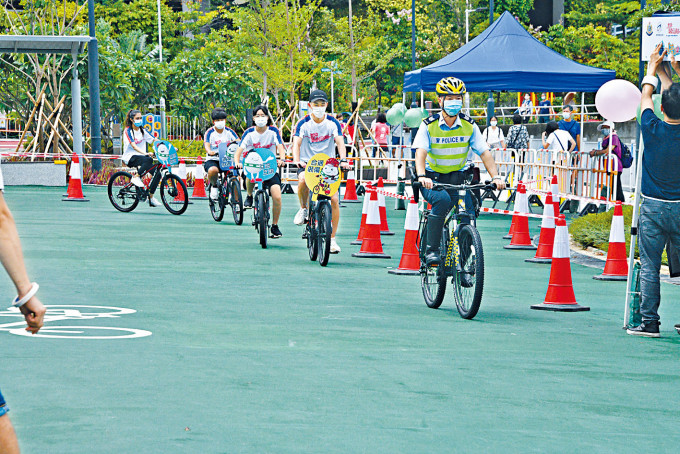 ■警方帶領安全大使進入「單車安荃樂滿Fun」會場。