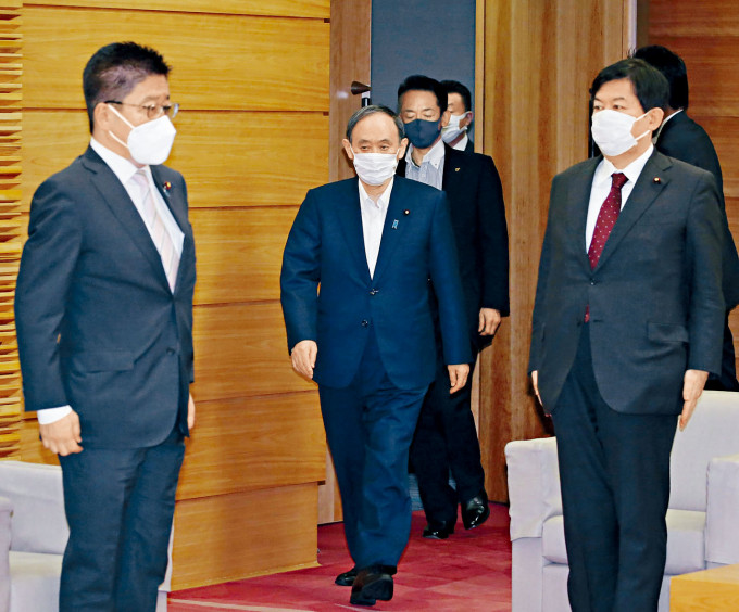 ■菅義偉周五在首相官邸準備參加內閣會議。