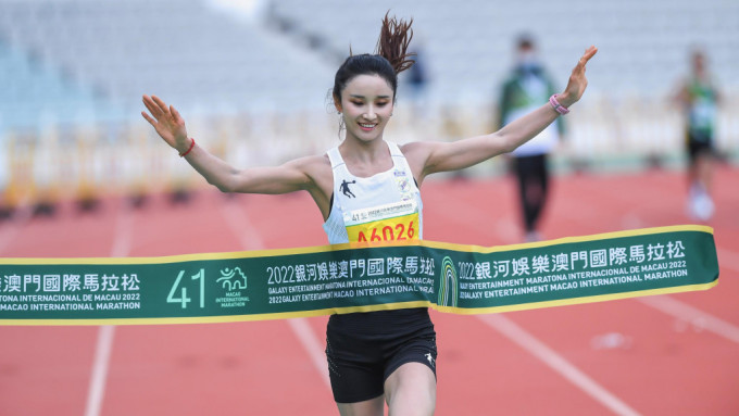 来自中国的跑手李美珍，以2小时40分26秒夺得女子组全程马拉松金牌。公关提供图片