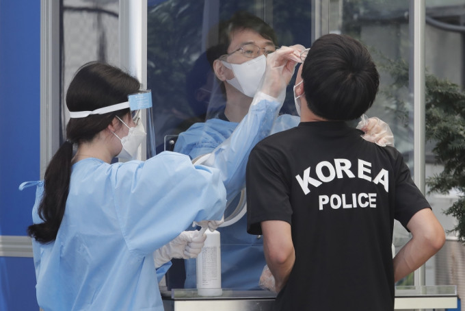 南韓新冠疫情波及政界及公務員。AP圖片