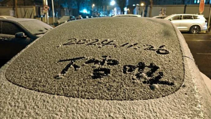 北京昨晚突飄雪，網民車窗寫藝術字留念。