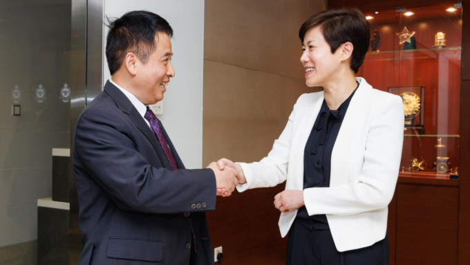 香港海关关长何佩珊(右)与珠海市市长黄志豪会面。海关FB