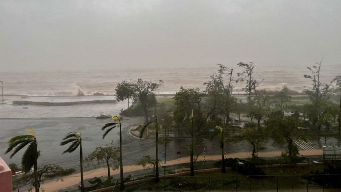 台风摩羯登陆越南，海防市海边横风横雨。 路透社