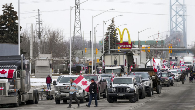 加拿大的反防疫示威者連續第四天堵塞連接加拿大安大略省溫莎市和美國底特律的「大使橋」。AP圖