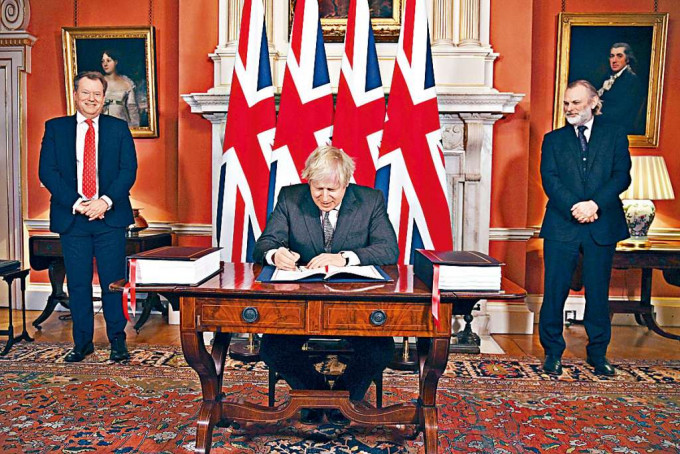 ■首相約翰遜周三在首相府簽署英歐（脫歐）貿易協議。
