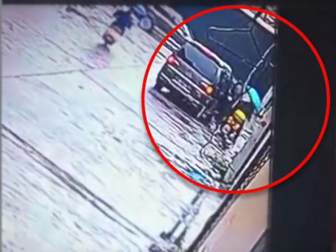 手持下傘騎車的吳婦人（紅圈示）被兩輛車截停後，遭3名男子強行帶上車擄走。（網圖）