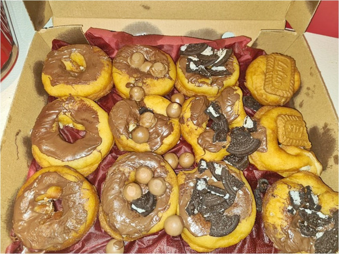 網民狠批英國餐廳推出的「情人節甜甜圈盒」，斥像廚餘一樣。網圖