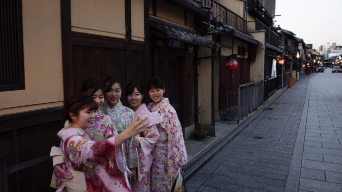 近日有游客穿和服逛京都时，放下手袋自拍成为小偷目标。 美联社