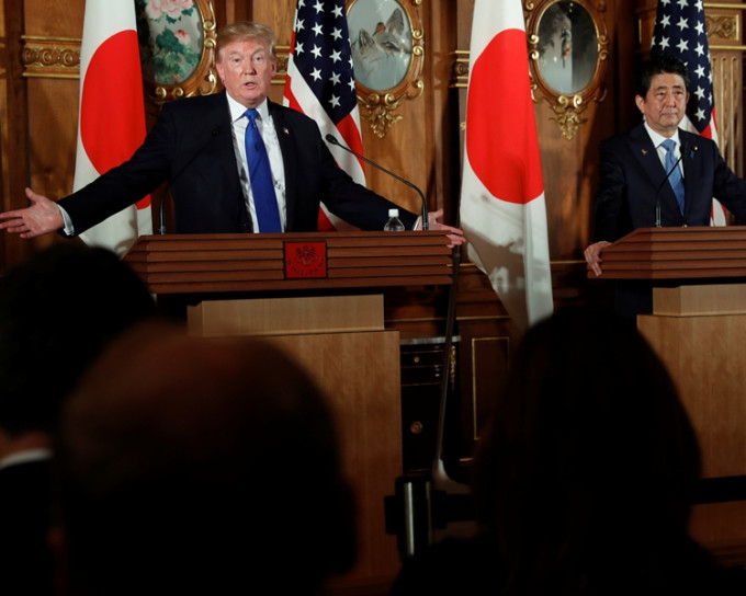 特朗普批评美国对日本录得庞大贸易赤字，但赞扬日本向美国购买军事硬件。美联社
