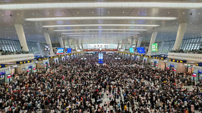 有网民发现杭州火车东站今日出现人潮。（富春江上的肥兔@微博）