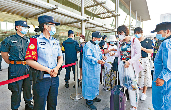 南京火车站检查离境旅客核酸检测证明。