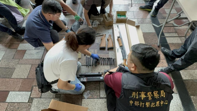 台灣警方破獲「地下兵工廠」以模型店做掩飾，為客人提供改造槍。