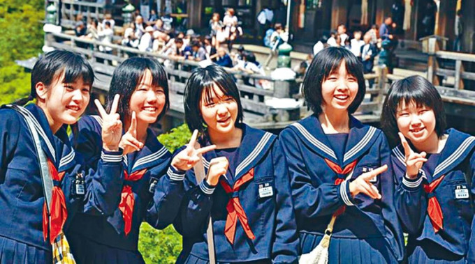 日本的女學生。