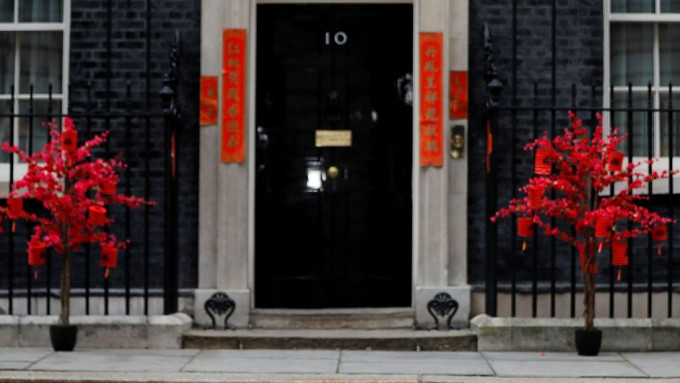 英國首相府唐寧街10號也貼出了一幅春聯。這是英國首相府有史以來第一次貼上春聯。(網圖)