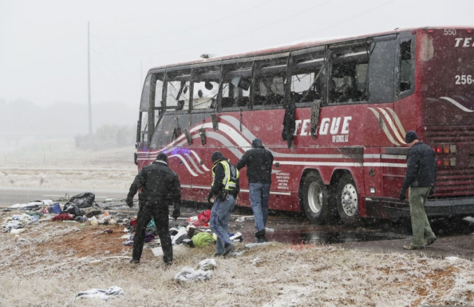 旅遊巴由拖車扶正車身，車內所有人已由消防救出送院。AP