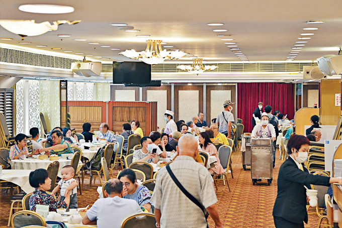 受到新冠疫情影响，今年中秋节大酒楼生意额较去年跌近七成五。