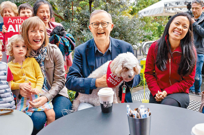 工党领袖阿尔巴内塞（中）周日与在雪梨选区胜出的华裔党友陈莎莉（右）见面。