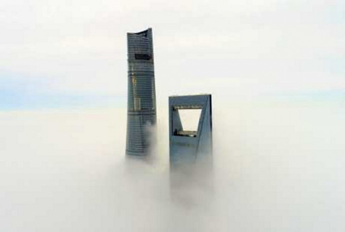 上海大霧籠罩，如在仙境中。新華社