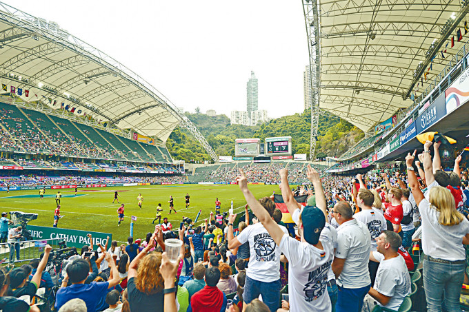 香港大球場改建，由四萬座位大減至九千，保留符合國際標準的真草球場。