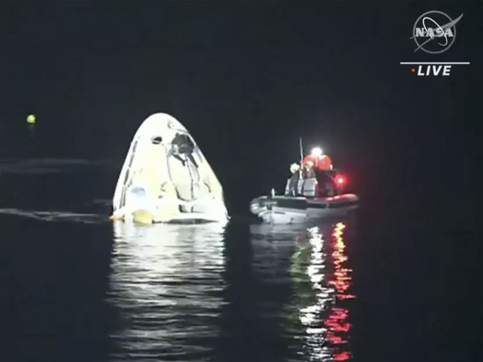 SpaceX载人龙飞船完成53年来首次夜间降落。AP图片