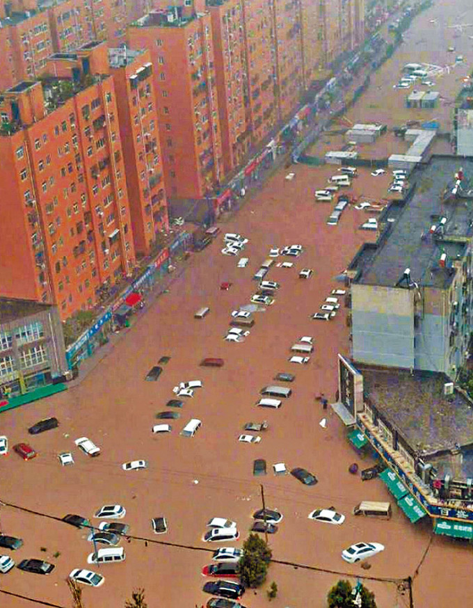 鄭州市的街道變成河流。