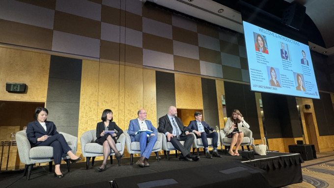 助理私隱專員在 IAPP 2023澳紐高峰會題為「全球監管圓桌會議」的專題研討會上發言。私隱專員公署圖片