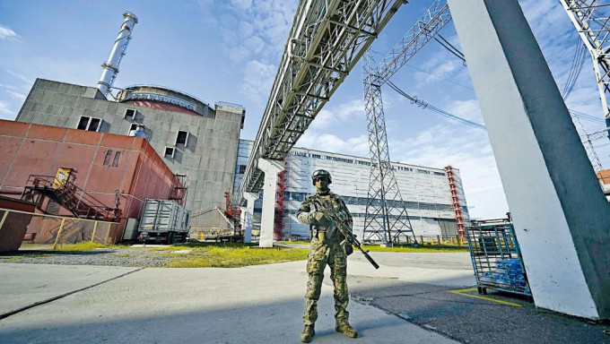 今年五月，俄兵在扎波罗热核电厂范围驻守。