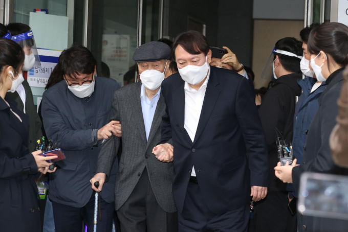 尹錫悅擔任檢察總長時，曾於2021年4月陪同年邁體弱多病的父親在首爾市西大門區票站投票。網上圖片