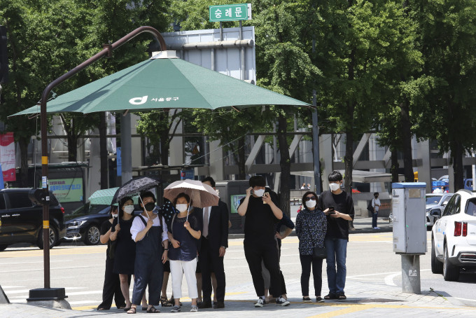 南韓新增56宗病例，43宗屬社區感染。 AP圖