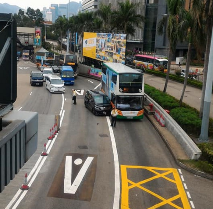 红隧口七人车与新巴相撞。香港突发事故报料区图片