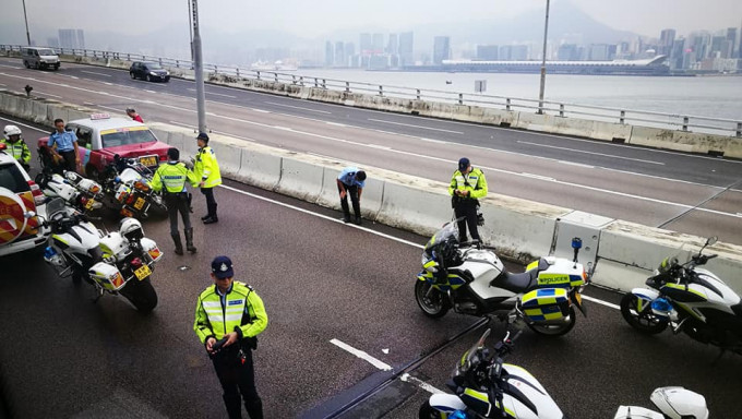 两辆交警电单车与的士相撞。 香港突发事故报料区FB/网民Cyjunker Choi‎图