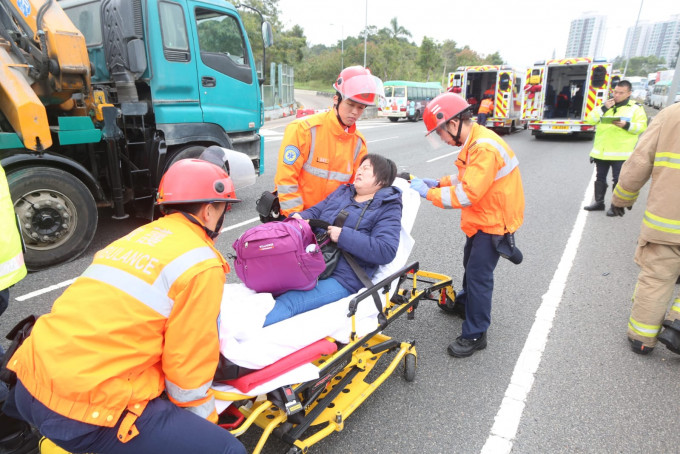 傷者由救護車送院治理。讀者提供