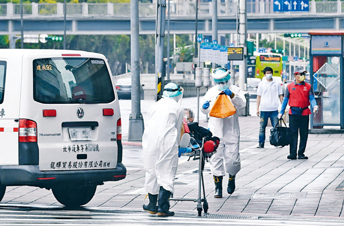 ■台北街頭昨天有救護員緊急出動。