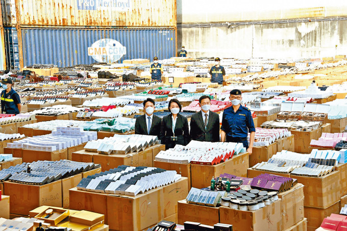 ■海關與漁護署人員展示總值十二億元的走私貨物。