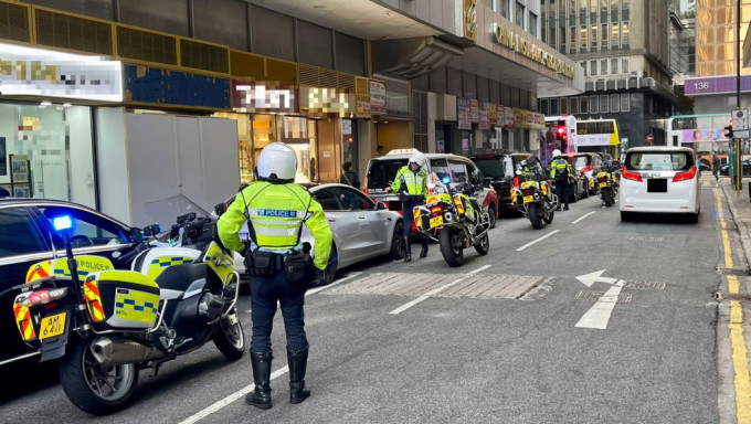 警方在港島區內多個交通黑點採取執法行動。警方提供
