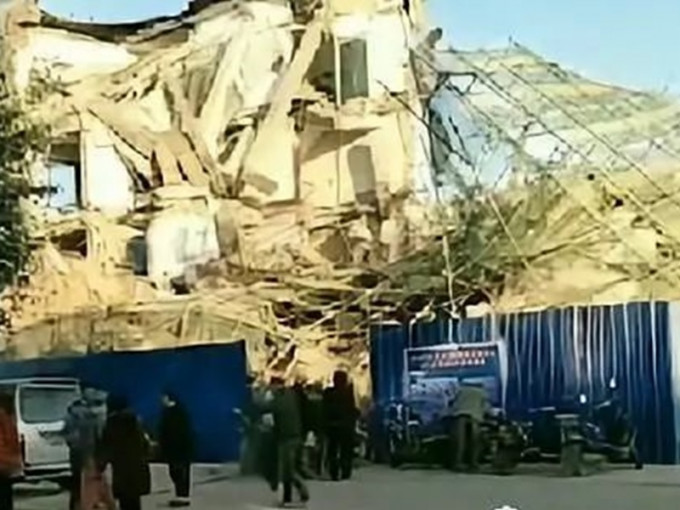 吉林一農村銀行辦公樓倒塌，2人仍被困。網圖