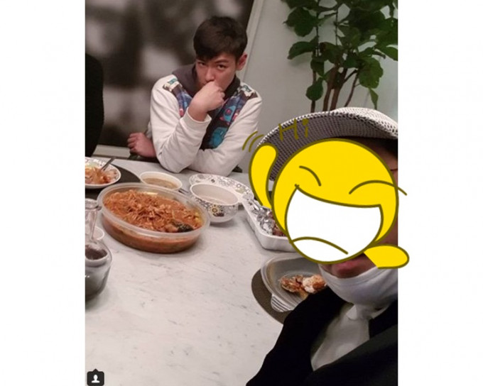 T.O.P跟友人食饭合照
