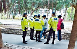 警方截獲一名踩電動單車人士。