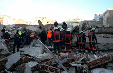伊斯坦堡市內一棟廢棄建築物今天倒塌。AP