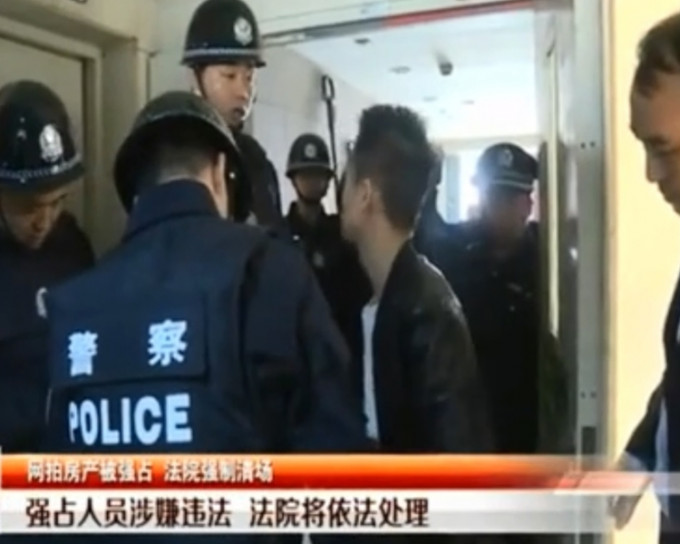 深圳市中級人民法院執行局派出警察協助蔡女士收樓。網圖