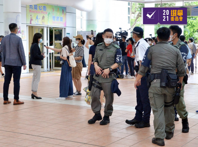 警员及反恐特勤队驻守九龙公园体育馆投票站。