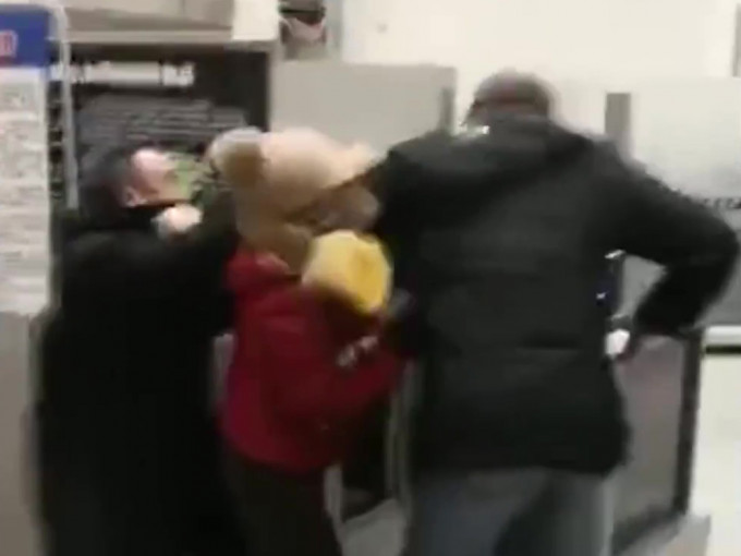 遼寧兩乘客拒掃健康碼 與車站員工發生肢體衝突。