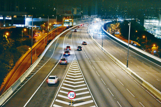 西隧一帶昨晚10時起分階段實施臨時交通安排，西九龍公路往港島方向限速70公里。
