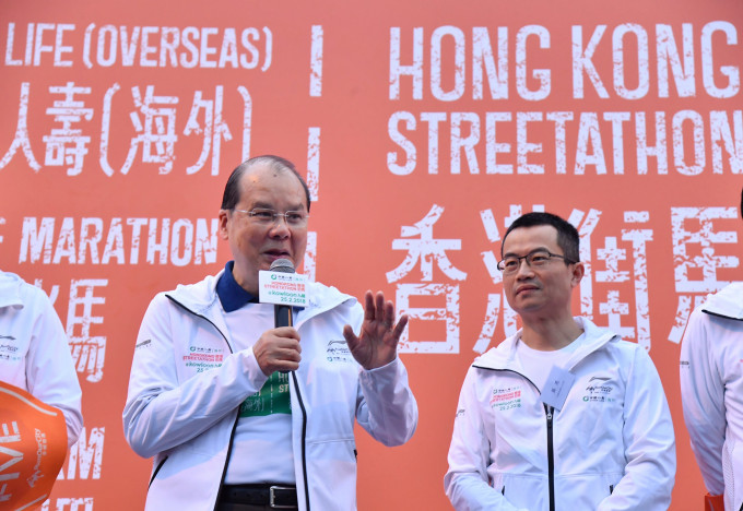 张建宗（左）表示，据他了解，九巴高层会在明日与工会见面。
