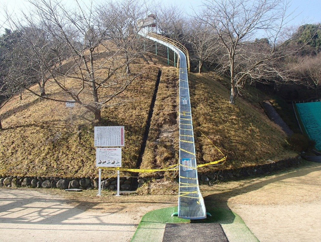 市政府曾在2016年9月封鎖滑梯，禁止民眾使用。 網圖