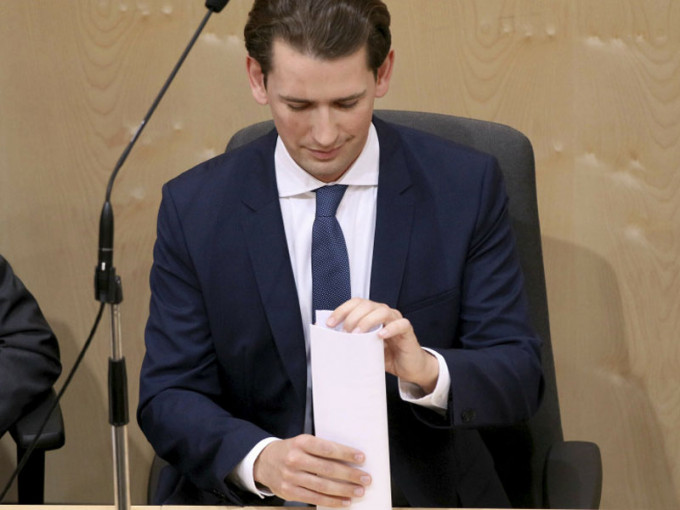 奧地利國會通過對總理庫爾茨不信任動議。AP