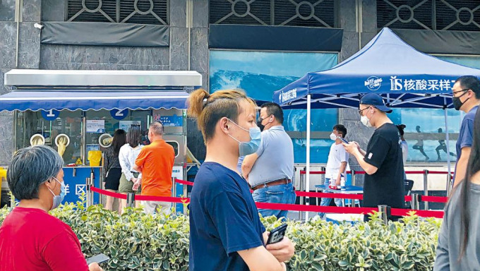 上海疫情升溫，民眾排隊進行核酸檢測。