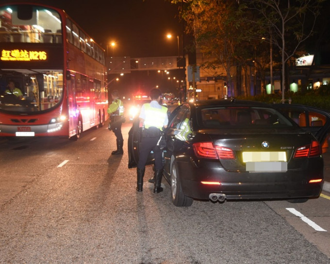 警员于梳士巴利道与中间道交界发现涉案的私家车逆线停车。