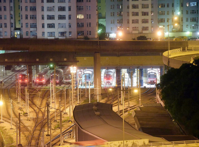 港铁一辆列车周四在驶离九龙湾车厂时冲灯。资料图片