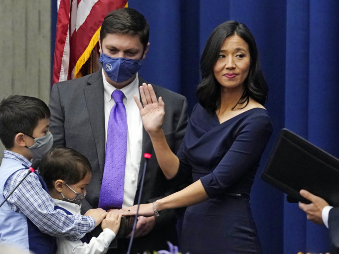 吴弭在家人陪同下，宣誓就任波士顿市长。AP图片